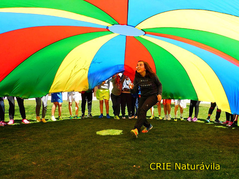 Juegos con paracaídas en el CRIE Naturávila, convivencia 20