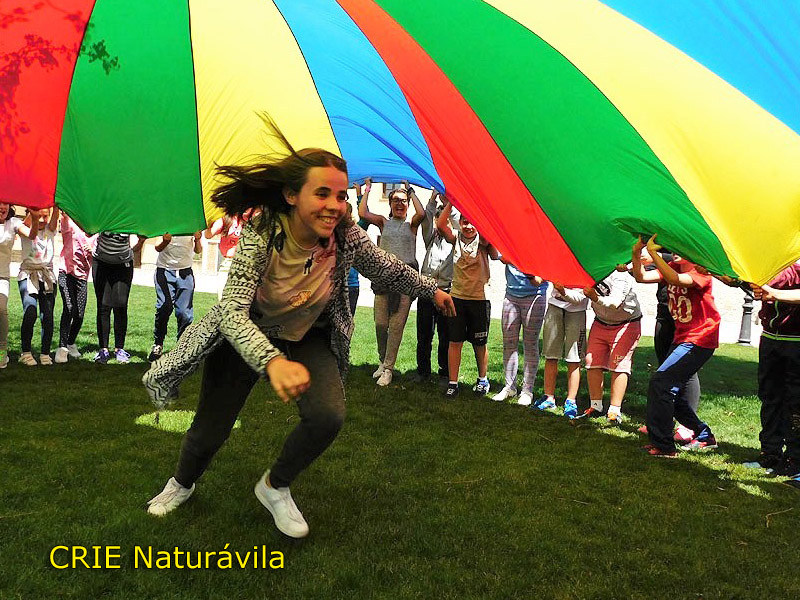 Juegos de presentación con paracaídas en el CRIE Naturávila, convivencia 20